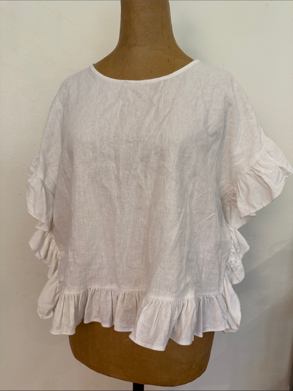 Andrew Marc sz L Linen White Ruffle Short-Sleeve Top great condition